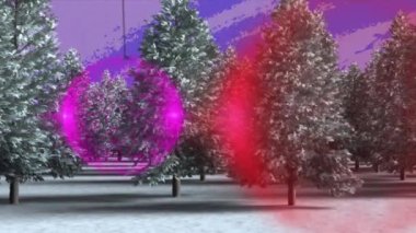 Kış manzarasında mor arka planda ağaçların üzerinde asılı renkli takılar. Noel şenliği ve kutlama konsepti