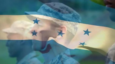 Çeşitli erkek askerler üzerinde Honduras bayrağının animasyonu. Ordu, sivil savunma, vatanseverlik konsepti dijital olarak oluşturulmuş video.