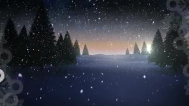 Kış manzarasında kar taneleri birden fazla ağacın üzerine düşüyor. Noel şenliği ve kutlama konsepti