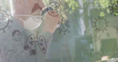 Yüz maskesi takan yaşlı bir adam için covid 19 ikonu. küresel covid 19 salgın ve aşı konsepti dijital olarak oluşturulmuş video.