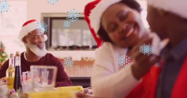 Animación Nieve Cayendo Sobre Feliz Familia Afroamericana Durante Cena Navidad — Vídeos de Stock