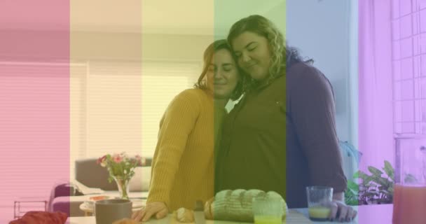 Animación Bandera Arco Iris Mano Con Rosas Sobre Pareja Lésbica — Vídeo de stock