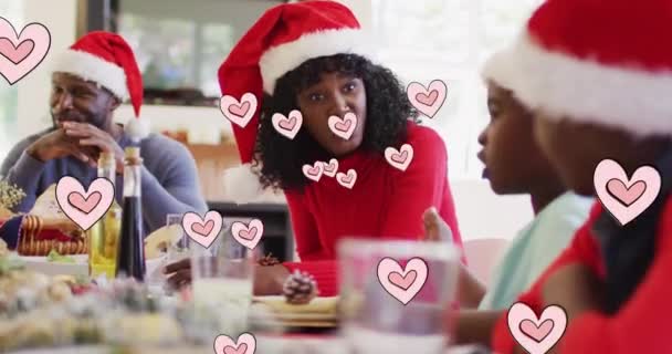 Boldog Afro Amerikai Család Felett Lebegő Szívek Animációja Karácsonyi Vacsora — Stock videók
