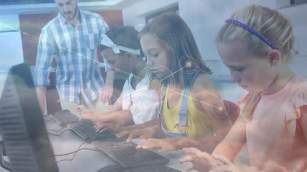 幸せな多様な教師や学校の子供たちとのつながりのアニメーション 世界中の教育 データ処理 テクノロジーの概念がデジタルで生成され — ストック動画