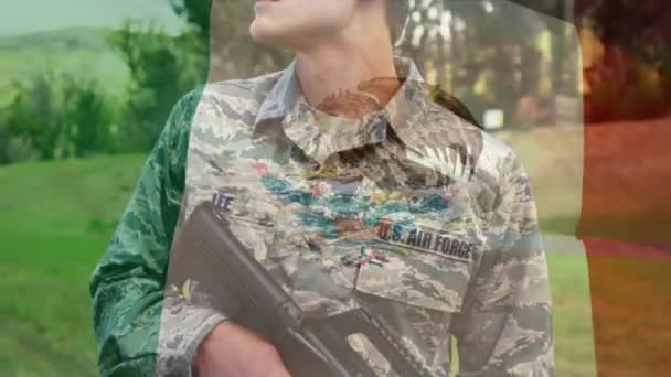 Animation Einer Mexikanischen Flagge Die Über Einem Kaukasischen Soldaten Weht — Stockvideo