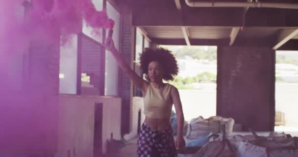Gökkuşağı Kalbinin Sevgiyle Canlandırılması Işaret Fişeği Olan Afro Amerikan Kadınına — Stok video