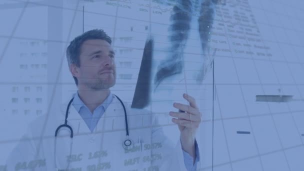 Röntgen Tutan Beyaz Erkek Doktorun Veri Işleme Animasyonu Tıbbi Sağlık — Stok video