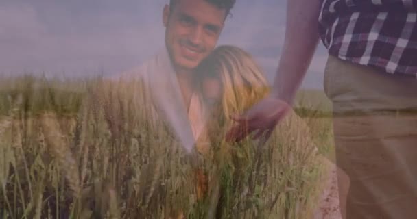 Animação Casal Caucasiano Abraço Homem Caminhando Campo Verão Amor Romance — Vídeo de Stock