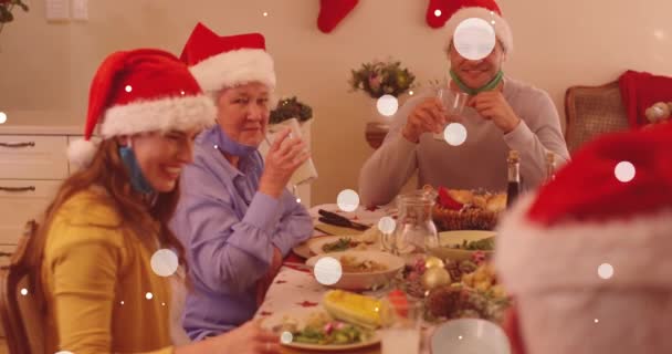 Animação Neve Caindo Sobre Família Caucasiana Feliz Durante Jantar Natal — Vídeo de Stock