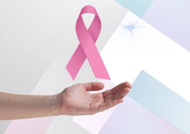 Renkli arkaplanda pembe kurdele ikonuna karşı görünmez bir nesne tutuyor. Göğüs kanseri farkındalığı kavramı