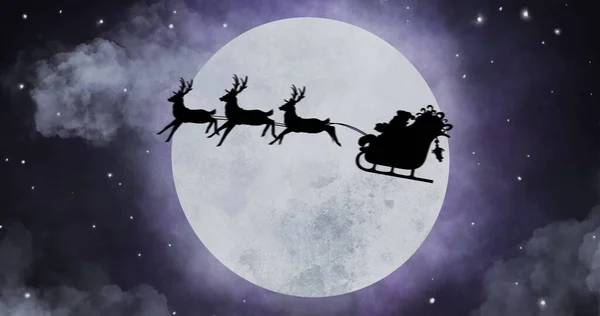 画面中的圣诞老人的黑色轮廓在雪橇上被拖由驯鹿与满月的背景 圣诞节庆祝活动概念数字生成的图像 — 图库照片