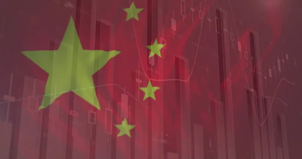 中国国旗飘扬在金融数据处理和火焰之上的图像 全球金融和商业概念数字生成的图像 — 图库照片