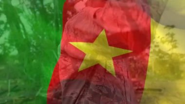 Afro-Amerikan erkek askerinin üzerinde fotoğraf makinesinin animasyonu. Ordu, sivil savunma, vatanseverlik konsepti dijital olarak oluşturulmuş video.