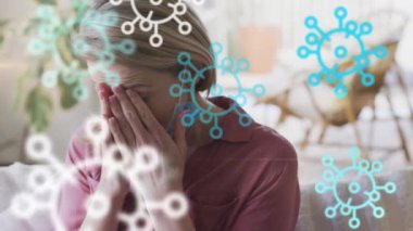 Yüz maskesi takan beyaz bir kadın için Coperid 19 virüs hücresi animasyonu. küresel covid 19 salgın konsepti dijital olarak oluşturulmuş video.