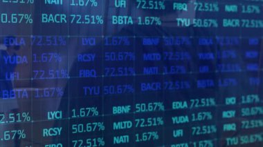 Spor salonundaki çeşitli bayan basketbolcu grupları üzerinden finansal veri işleme animasyonu. spor, bağlantılar ve dijital arayüz konsepti dijital olarak oluşturulmuş video.