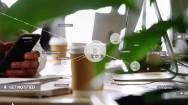 Akıllı telefon kullanan insanın üzerindeki simgelerle bağlantı ağının animasyonu. Sosyal medya ve iletişim konsepti dijital olarak oluşturulmuş video.