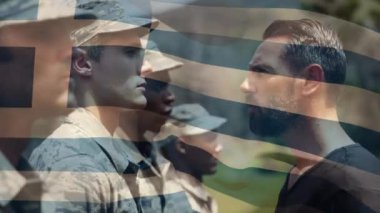 Çeşitli askerlerin üzerinde sallanan Yunan bayrağının animasyonu. Silahlı kuvvetler, kamu savunması, vatanseverlik ve bağımsızlık kavramı dijital olarak oluşturulmuş video.