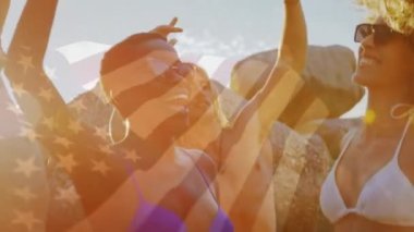 Sahilde eğlenen bir grup arkadaşın üzerinde ABD bayrağı sallamanın animasyonu. seyahat, tatiller, vatanseverlik ve dijital olarak üretilen video konsepti.