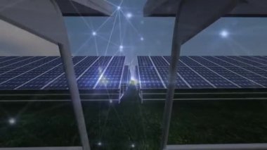 Güneş panelleri üzerinden bağlantı ağının animasyonu. küresel çevre, yeşil enerji ve dijital arayüz konsepti dijital olarak oluşturulmuş video.
