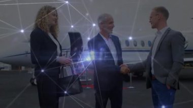 Havalimanında el sıkışan çeşitli iş adamlarıyla bağlantılı ağların animasyonu. küresel bağlantılar, veri işleme ve dijital arayüz konsepti dijital olarak oluşturulmuş video.