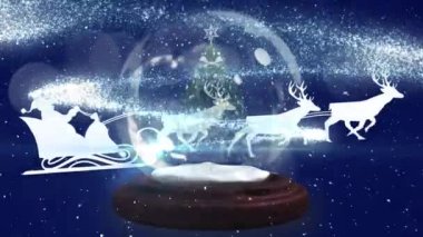 Kar küresindeki Noel ağacı, kızaktaki Noel Baba 'nın üstünde mavi arka plandaki ren geyikleri tarafından çekiliyor. Noel şenliği ve kutlama konsepti