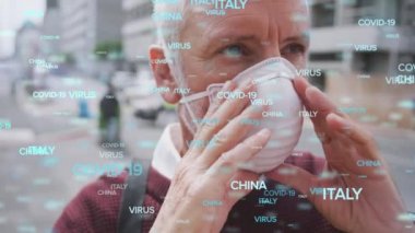 Yüz maskesi takan yaşlı bir adam için çoklu çoklu çoklu covid 19 mesajı. küresel covid 19 salgın ve aşı konsepti dijital olarak oluşturulmuş video.