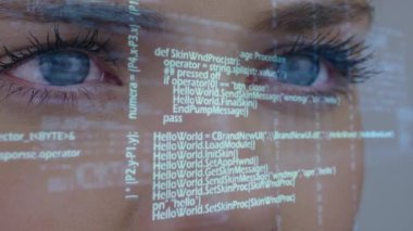 Beyaz kadın üzerinde veri işleme animasyonu. küresel veri işleme, hesaplama ve dijital arayüz kavramı dijital olarak oluşturulmuş video.