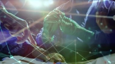Ameliyathanedeki cerrahlar üzerinden bağlantı ağının animasyonu. Dijital olarak üretilen tıbbi ve sağlık teknolojisi kavramı.