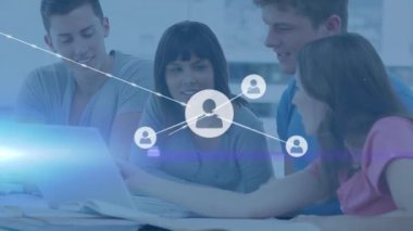 İş arkadaşları üzerinden simgelerle bağlantı ağının animasyonu. küresel bağlantılar, iş ve dijital arayüz kavramı dijital olarak oluşturulmuş video.