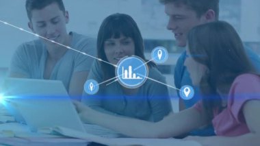 İş arkadaşları üzerinden simgelerle bağlantı ağının animasyonu. küresel bağlantılar, iş ve dijital arayüz kavramı dijital olarak oluşturulmuş video.
