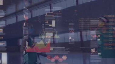 Spor salonundaki çeşitli bayan basketbolcu grupları üzerinden finansal veri işleme animasyonu. spor, bağlantılar ve dijital arayüz konsepti dijital olarak oluşturulmuş video.