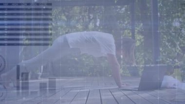 Beyaz kadının evde yoga yapması üzerine finansal veri işleme animasyonu. spor, bağlantılar ve dijital arayüz konsepti dijital olarak oluşturulmuş video.