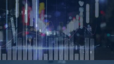 Şehir manzarası üzerinde finansal veri işleme animasyonu. küresel iş, veri işleme ve dijital arayüz konsepti dijital olarak oluşturulmuş video.