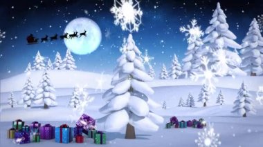 Birden fazla ağacın üzerine düşen kar taneleri ve gece gökyüzüne karşı kış manzarasında hediyeler. Noel şenliği ve kutlama konsepti