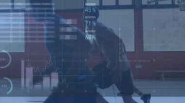 Çeşitli erkek basketbol oyuncuları üzerinde finansal veri işleme animasyonu. global spor, iş, veri işleme ve dijital arayüz konsepti dijital olarak oluşturulmuş video.