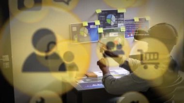 Ofiste video kulaklık takan iş adamlarına karşı birden fazla dijital simge ve veri işleme sistemi. İş ve teknoloji fütüristik kavram