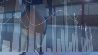 Spor salonundaki Afrikalı Amerikalı erkek basketbolcu üzerinden finansal veri işleme animasyonu. global spor, iş, veri işleme ve dijital arayüz konsepti dijital olarak oluşturulmuş video.