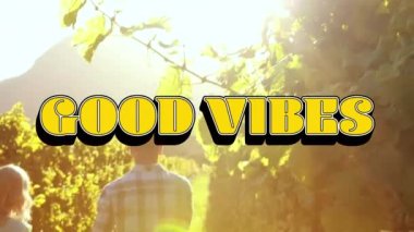 Mutlu çiftin açık havada güzel titreşimlerinin animasyonu. Sosyal medya mesajlaşması ve küresel iletişim teknolojisi konsepti dijital olarak oluşturulmuş video