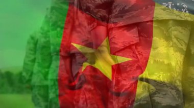 Çeşitli erkek askerlerin üzerinde kamerun bayrağı animasyonu. Ordu, sivil savunma, vatanseverlik konsepti dijital olarak oluşturulmuş video.