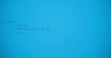 Mavi arkaplan üzerinde matematiksel denklemlerin animasyonu. küresel eğitim, bağlantılar, veri işleme ve teknoloji konsepti dijital olarak oluşturulmuş video.