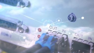 Bilgisayar sunucusu donanımı üzerinden bağlantı ağının animasyonu. küresel ağlar, bağlantılar, veri işleme ve dijital arayüz kavramı dijital olarak oluşturulmuş video.