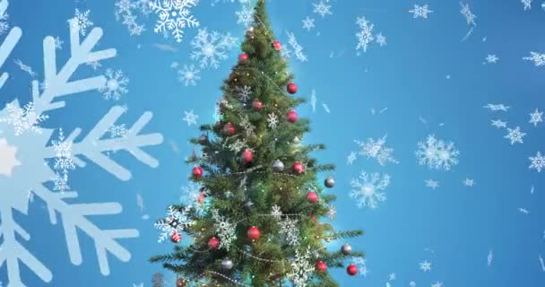 クリスマスツリー上の雪片の落下のアニメーション クリスマス お祝いのコンセプトをデジタルで — ストック動画