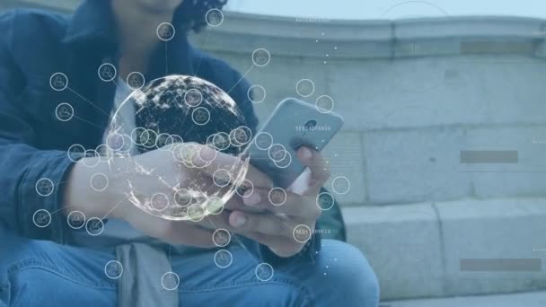スマートフォンを活用した白人ビジネスマンに対するデータ処理のアニメーション グローバルビジネス デジタルインターフェースの概念デジタルで生成されたビデオ — ストック動画