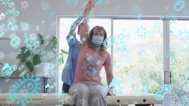 考卡西亚老年妇女和戴口罩的护士在运动过程中对眼镜蛇病毒细胞的激活 全球联盟19大流行病概念数码视频 — 图库视频影像