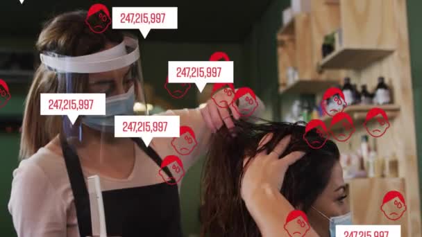Kafkasyalı Kadın Kuaför Yüz Maskesi Takan Kadın Üzerinde Koronavirüs Ikonlarının — Stok video