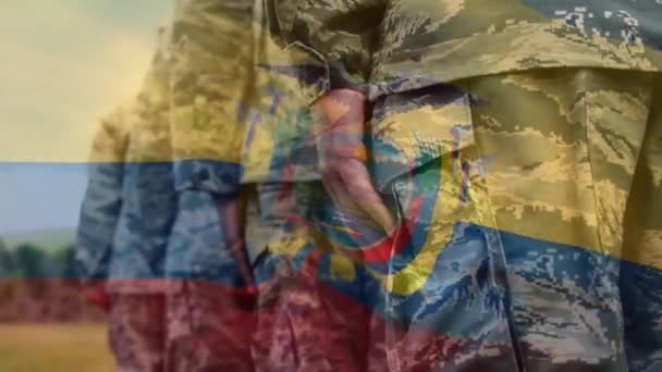 Анимация Флага Эквадора Машущего Над Серединой Группы Солдат Вооруженные Силы — стоковое видео