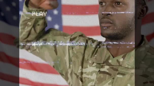 兵士の敬礼とアメリカの国旗に対する干渉のアニメーション 愛国心とお祝いのコンセプトをデジタルで — ストック動画