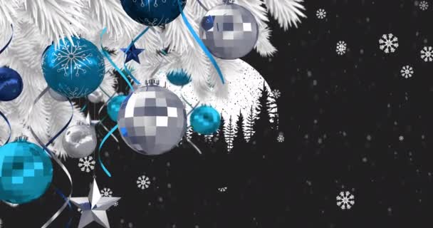 在降雪的黑色背景上 用灌木和装饰品装饰着圣诞树的动画 圣诞节 传统和庆祝概念数字制作的视频 — 图库视频影像