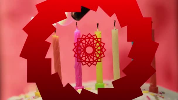 Abstract Rode Decoratieve Vormen Boven Lichtere Verjaardagskaarsen Een Taart Verjaardag — Stockvideo