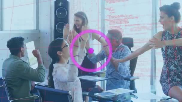 オフィスの同僚の上に紫色の抽象的な形状とデータ処理は オフィスで互いに高い5つ ビジネス技術とチームワークの概念 — ストック動画